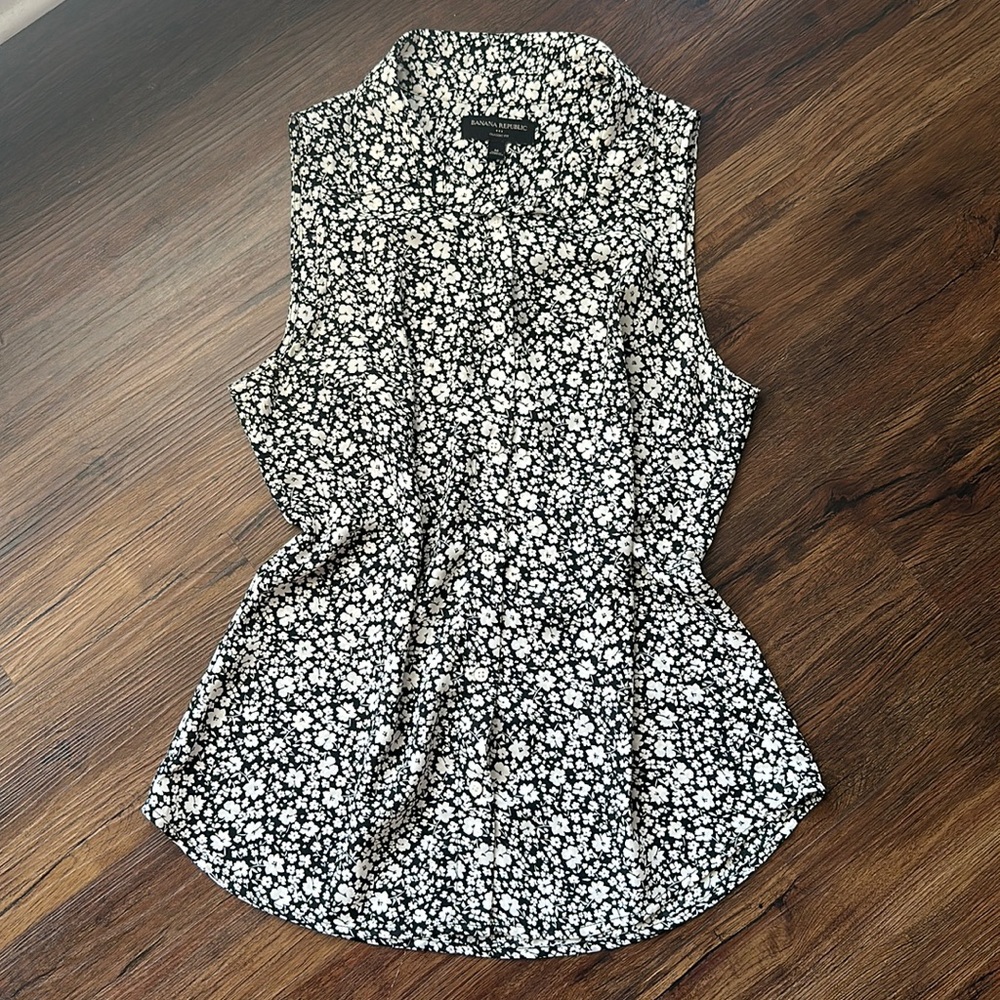 Banana Republic Classic Fit Button-Up Sleeveless Floral Blouse, Size Medium